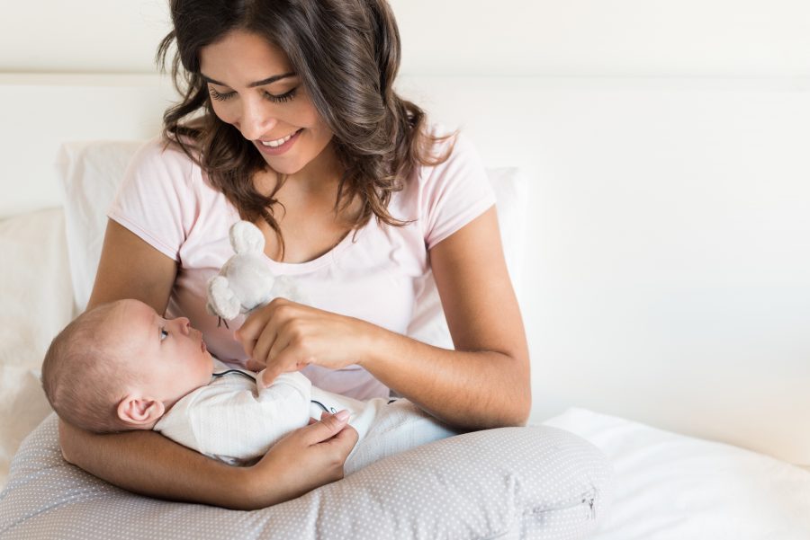 breastfeeding tips for new moms in the first month